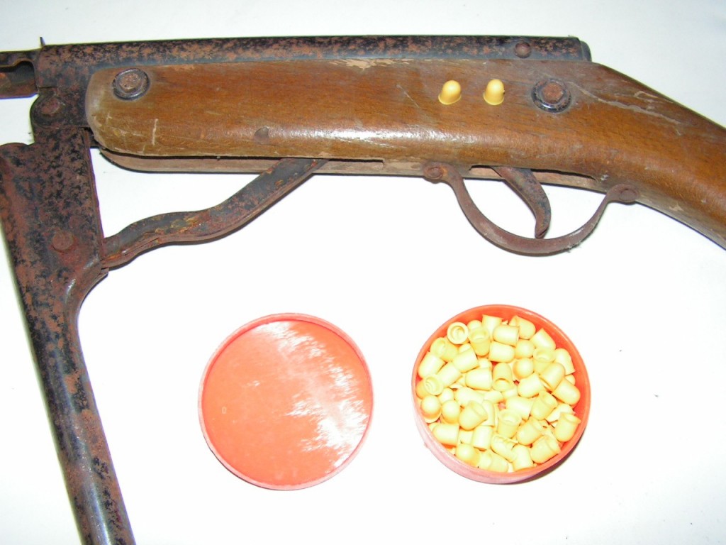 Pistola giocattolo ad aria compressa caricamento a leva spara pallini